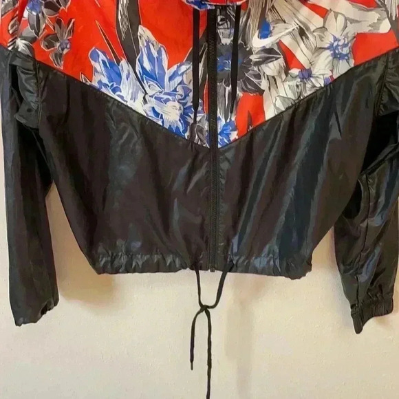 NIKE Women’s Hooded Wind Breaker Jacket - Picture 3 of 9